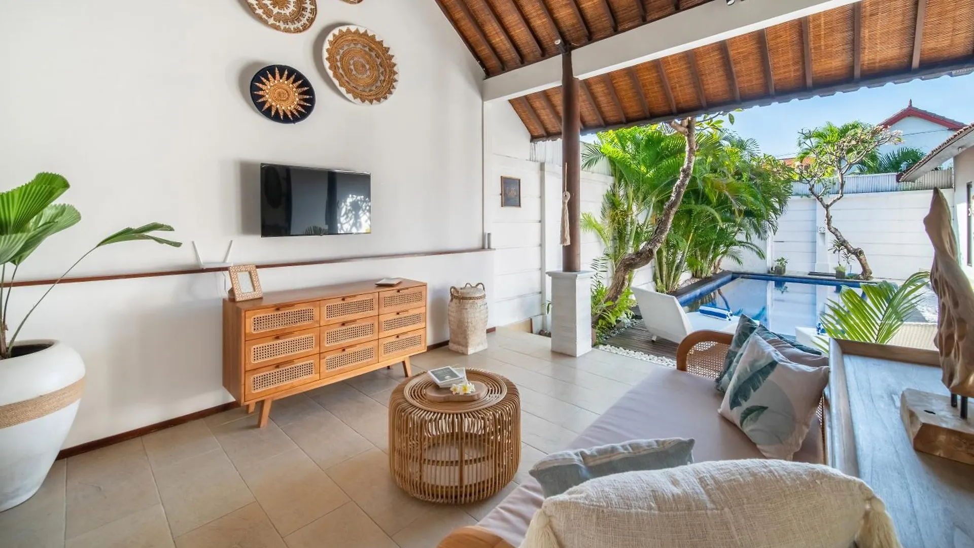 Free Pick-Up Balinese Style Tropical Private Pool Villa With 2 Bedrooms Seminyak Endonezya